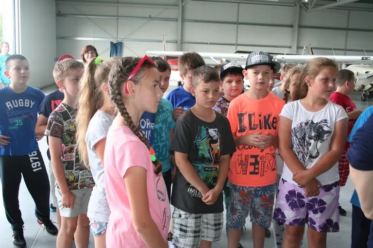 Ostrowscy uczniowie na lotnisku w Grądach