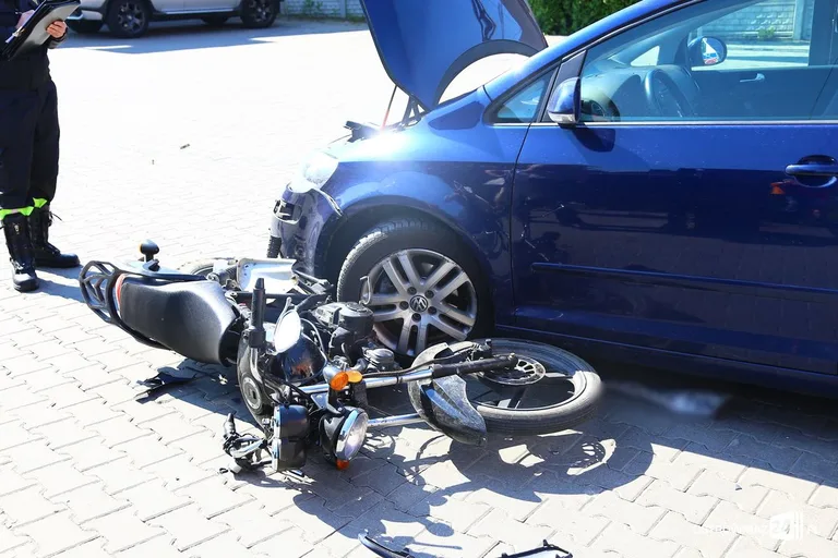 Motocyklista pod kołami golfa (zdjęcia)