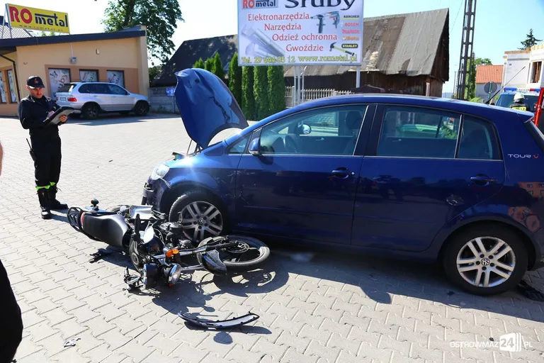 Motocyklista pod kołami golfa (zdjęcia)