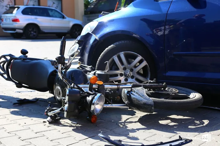 Motocyklista pod kołami golfa (zdjęcia)