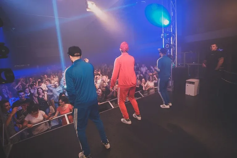 Łobuzy w sypniewskim klubie Capitol (zdjęcia, wideo)