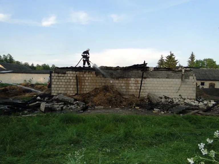 Kilka godzin walki z ogniem. Pożar budynku (zdjęcia)