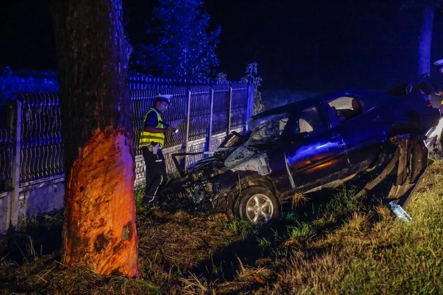 Młody kierowca uderzył w barierkę (zdjęcia)