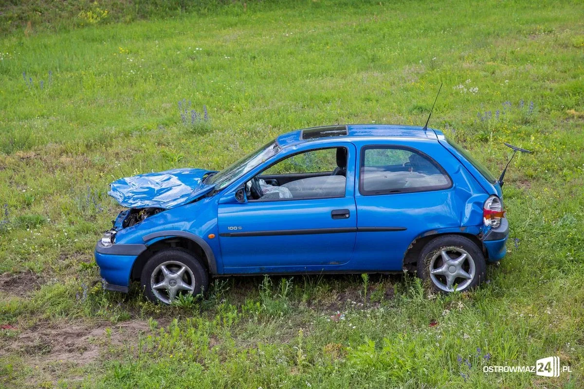Opel corsa wypadł z drogi (aktualizacja, zdjęcia)