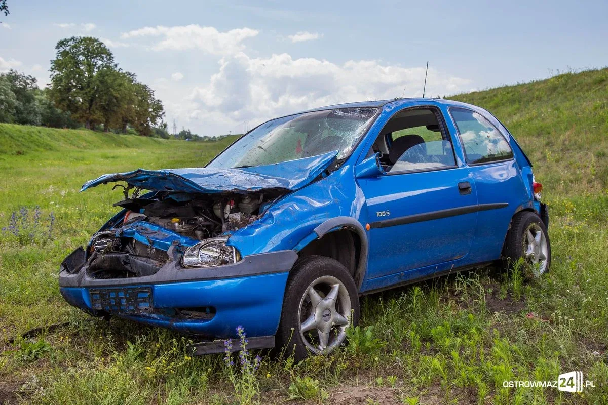 Opel corsa wypadł z drogi (aktualizacja, zdjęcia)