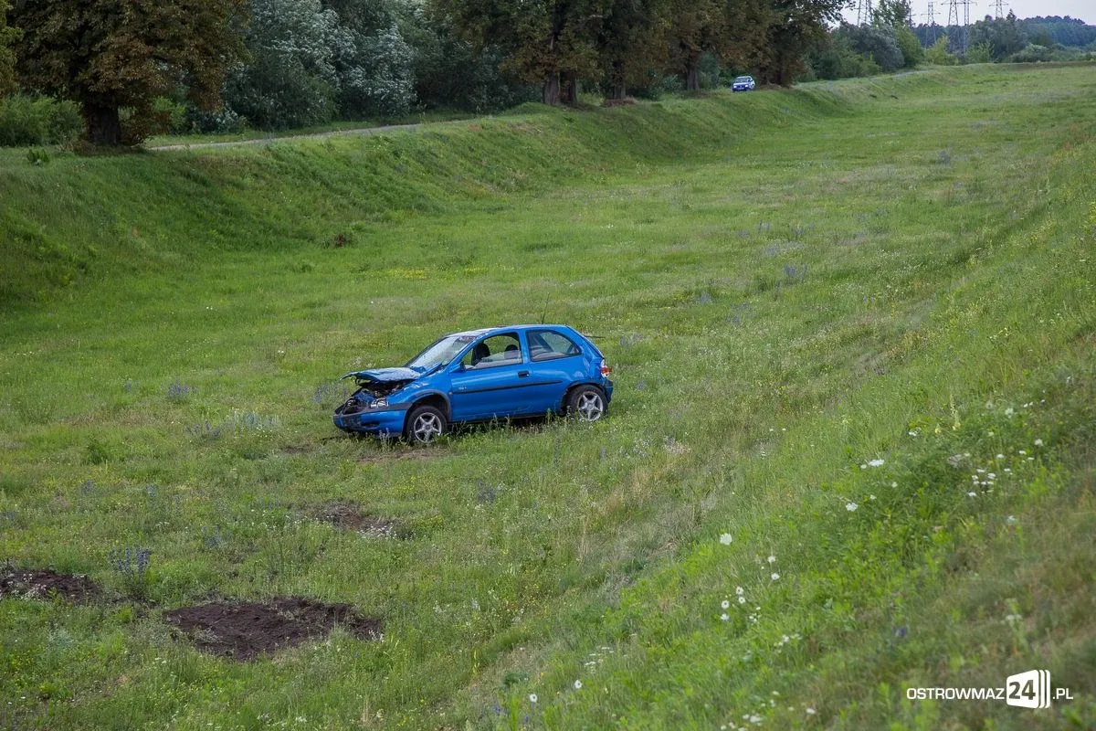 Opel corsa wypadł z drogi (aktualizacja, zdjęcia)