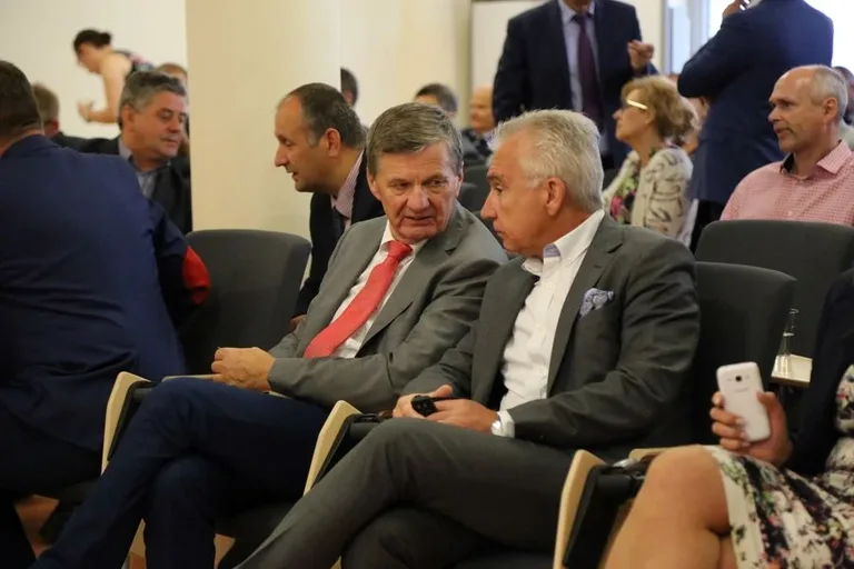 Podpisano umowy na dofinansowanie dróg (zdjęcia)