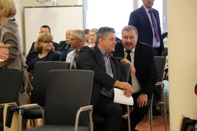 Podpisano umowy na dofinansowanie dróg (zdjęcia)
