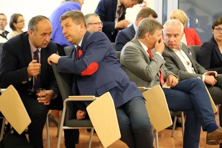 Podpisano umowy na dofinansowanie dróg (zdjęcia)