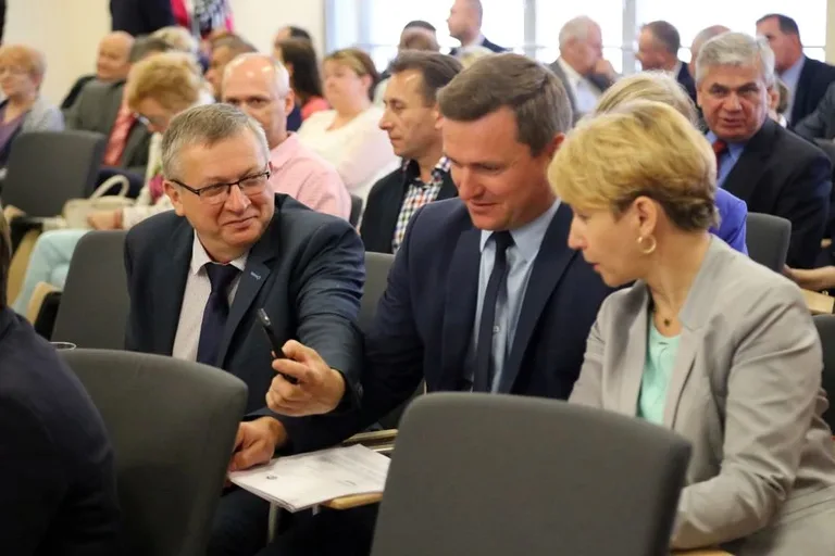 Podpisano umowy na dofinansowanie dróg (zdjęcia)