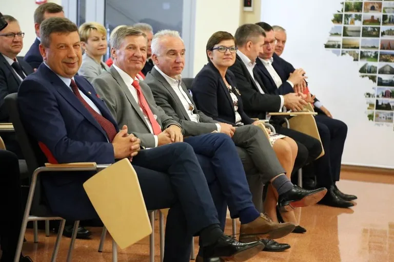 Podpisano umowy na dofinansowanie dróg (zdjęcia)