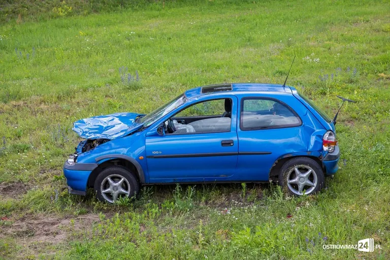 Opel corsa wypadł z drogi (aktualizacja, zdjęcia)
