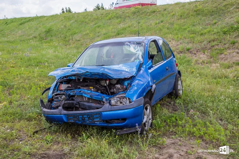 Opel corsa wypadł z drogi (aktualizacja, zdjęcia)