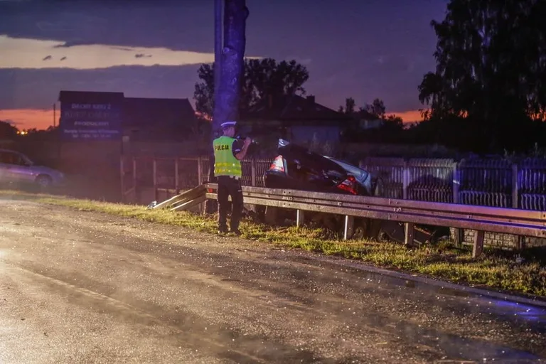 Młody kierowca uderzył w barierkę (zdjęcia)