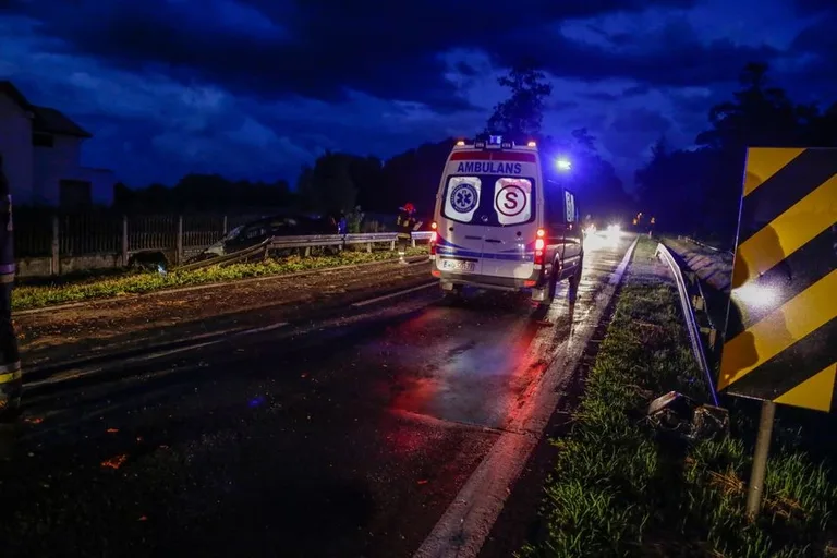 Młody kierowca uderzył w barierkę (zdjęcia)