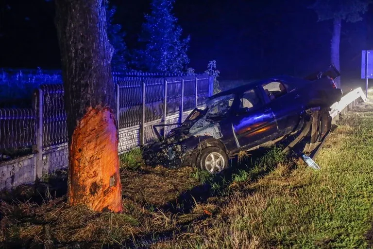 Młody kierowca uderzył w barierkę (zdjęcia)