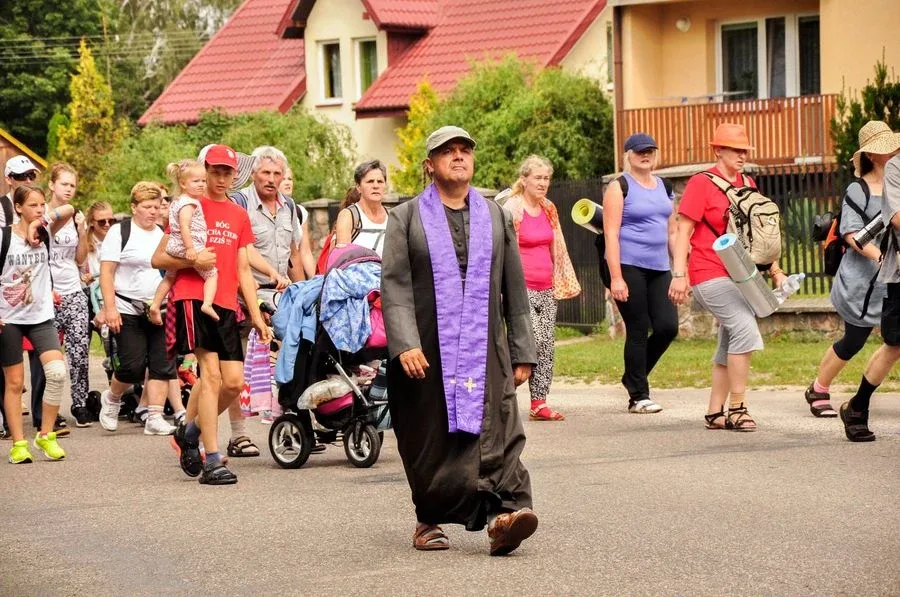 Wędrują na Jasną Górę (zdjęcia)
