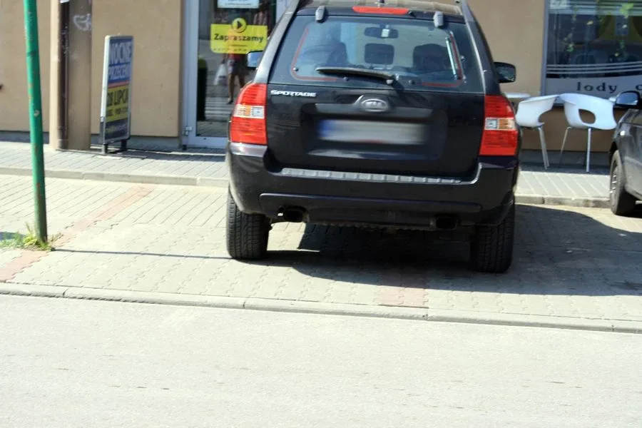 Mistrzowie parkowania przy dworcu (zdjęcia)
