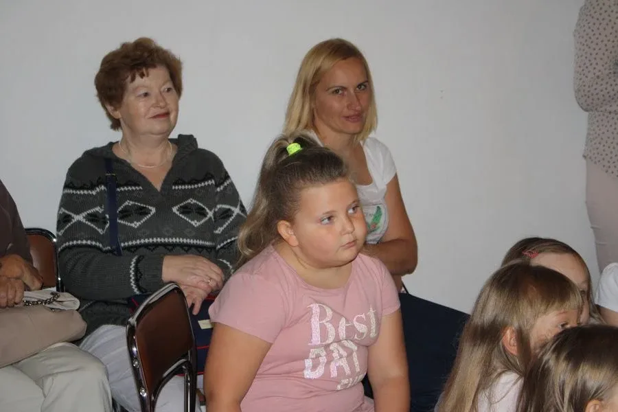 Spotkanie policjantki z dziećmi w ostrowskiej bibliotece (zdjęcia)