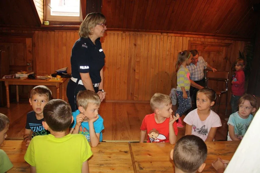 Spotkanie policjantki z dziećmi w ostrowskiej bibliotece (zdjęcia)