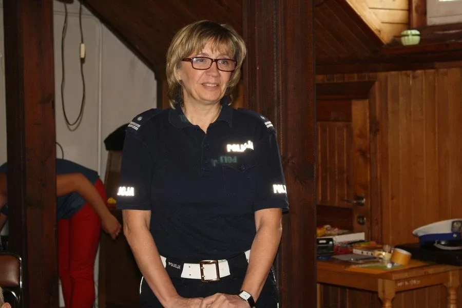 Spotkanie policjantki z dziećmi w ostrowskiej bibliotece (zdjęcia)