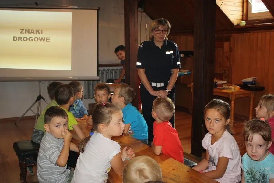 Spotkanie policjantki z dziećmi w ostrowskiej bibliotece (zdjęcia)