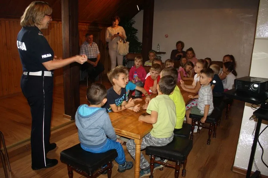 Spotkanie policjantki z dziećmi w ostrowskiej bibliotece (zdjęcia)