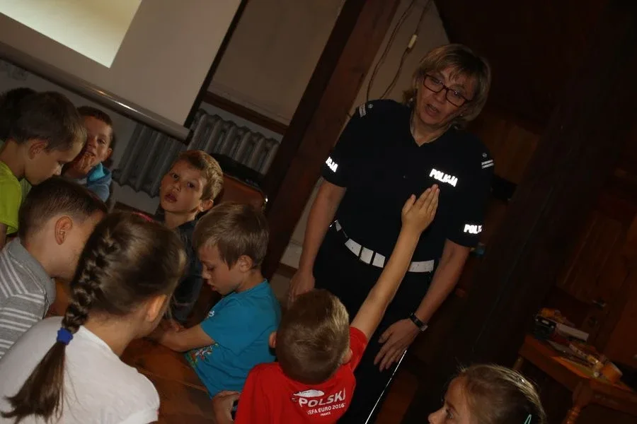 Spotkanie policjantki z dziećmi w ostrowskiej bibliotece (zdjęcia)