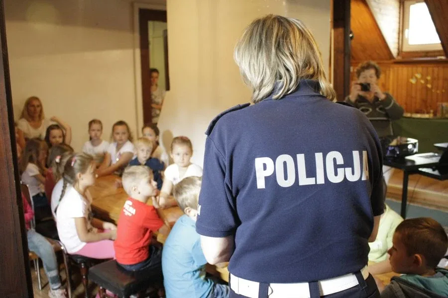 Spotkanie policjantki z dziećmi w ostrowskiej bibliotece (zdjęcia)