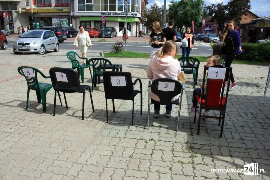 Ostrowianie wybierają krzesła do teatru (zdjęcia)