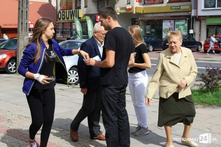 Ostrowianie wybierają krzesła do teatru (zdjęcia)