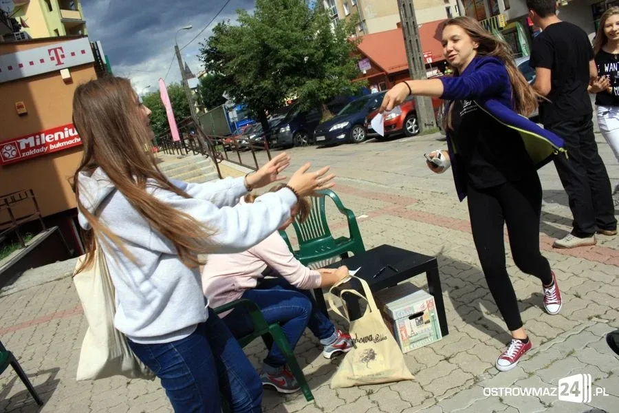 Ostrowianie wybierają krzesła do teatru (zdjęcia)