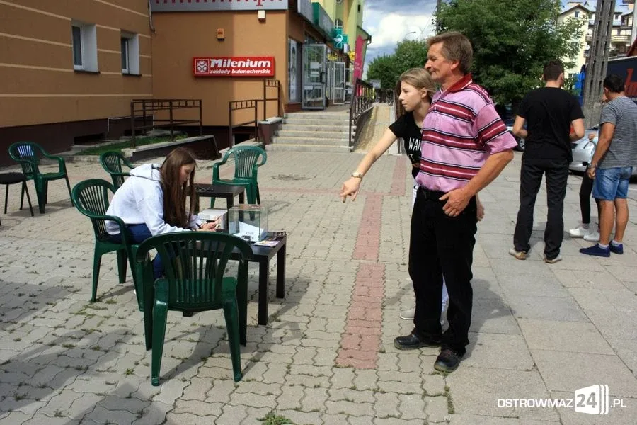 Ostrowianie wybierają krzesła do teatru (zdjęcia)