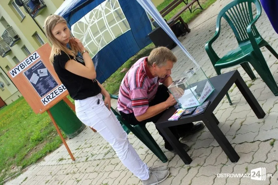 Ostrowianie wybierają krzesła do teatru (zdjęcia)
