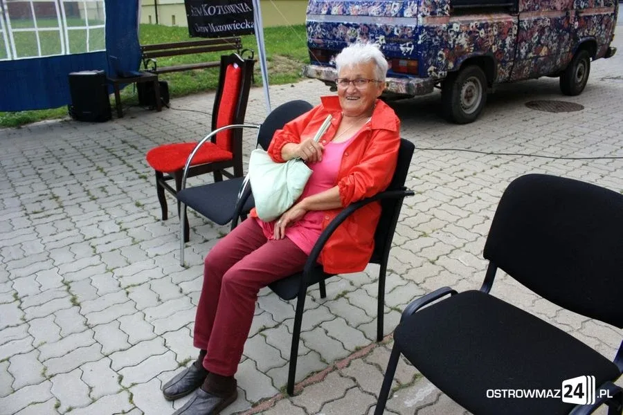 Ostrowianie wybierają krzesła do teatru (zdjęcia)