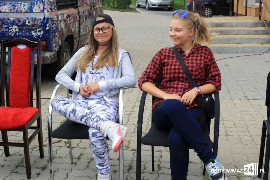 Ostrowianie wybierają krzesła do teatru (zdjęcia)