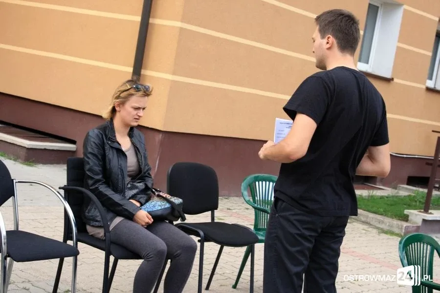 Ostrowianie wybierają krzesła do teatru (zdjęcia)
