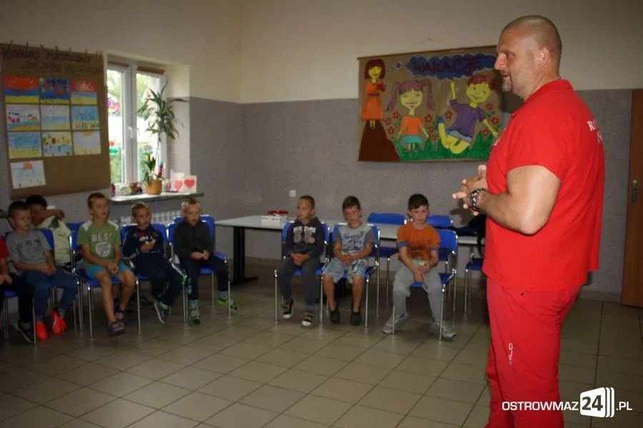 Ratownik wodny z wizytą u dzieci (zdjęcia)