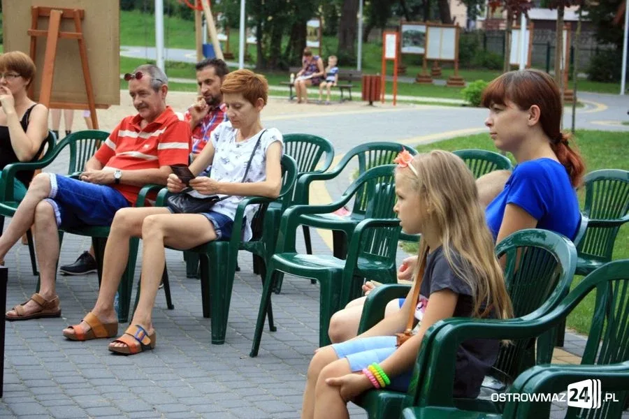 Uliczne czytanie wierszy Tuwima (zdjęcia)