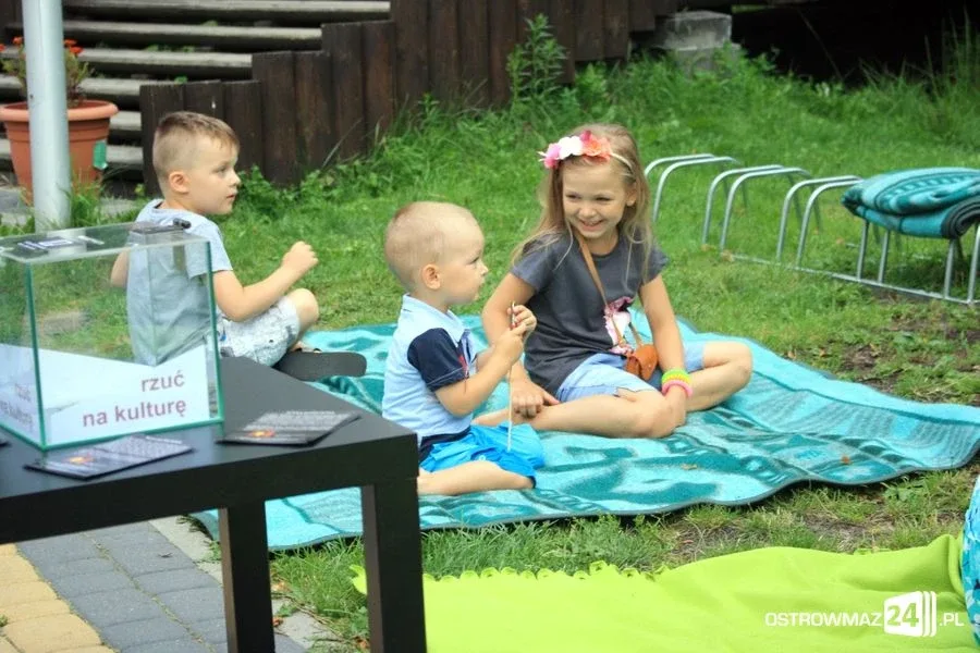 Uliczne czytanie wierszy Tuwima (zdjęcia)