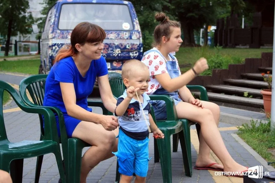 Uliczne czytanie wierszy Tuwima (zdjęcia)