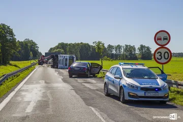 Ciężarówka zablokowała drogę (zdjęcia, aktualizacja)