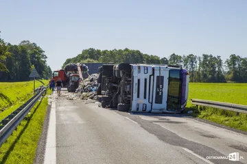 Ciężarówka zablokowała drogę (zdjęcia, aktualizacja)