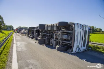 Ciężarówka zablokowała drogę (zdjęcia, aktualizacja)