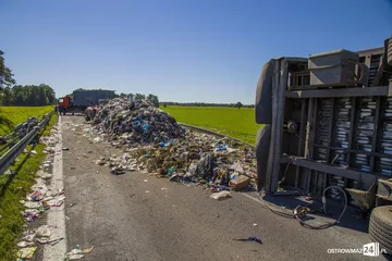 Ciężarówka zablokowała drogę (zdjęcia, aktualizacja)