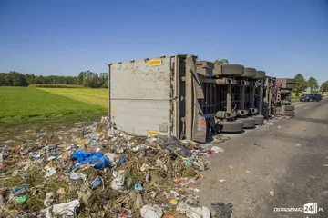 Ciężarówka zablokowała drogę (zdjęcia, aktualizacja)
