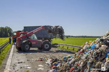 Ciężarówka zablokowała drogę (zdjęcia, aktualizacja)