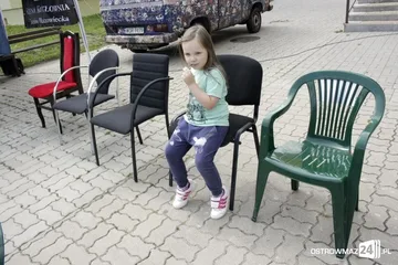Ostrowianie wybierają krzesła do teatru (zdjęcia)