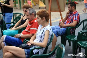 Uliczne czytanie wierszy Tuwima (zdjęcia)