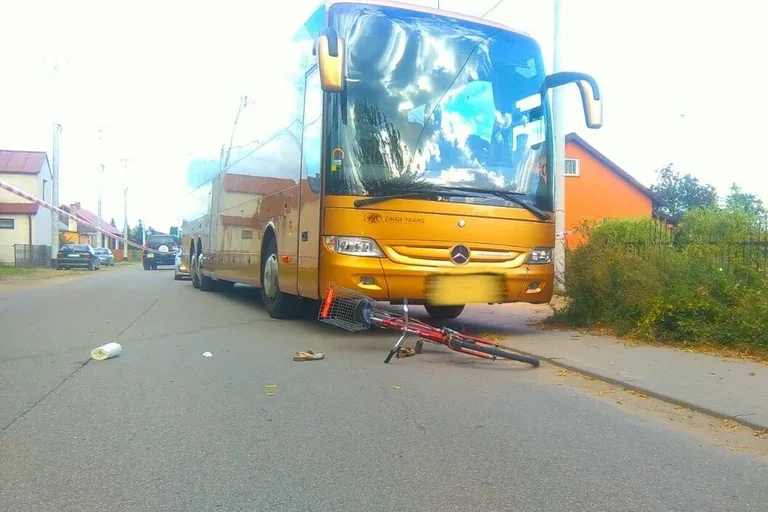 Autobus potrącił rowerzystkę (zdjęcia)